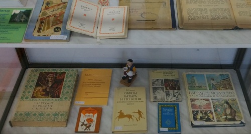 Народные сказки и анекдоты, миниатюрные книги, редкие коллекции советских ученых
